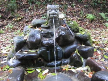 竜の口から流れる湧き水