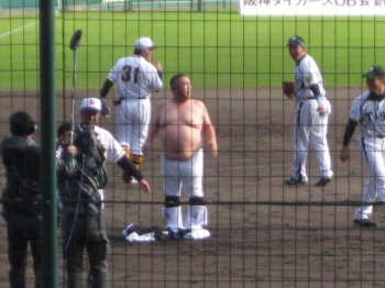 上半身はだかのタレント松村邦洋