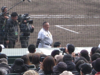 ユニホーム姿のタレント松村邦洋さん