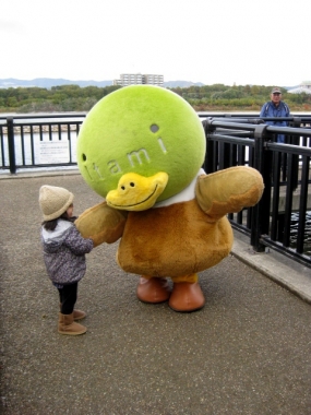 「たみまる」と子ども,昆陽池で2