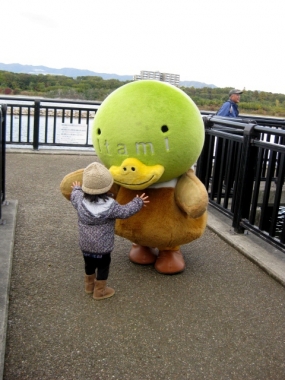 「たみまる」と子ども,昆陽池で1