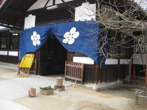 社務所玄関前