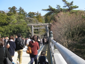 宇治橋を渡る参拝者