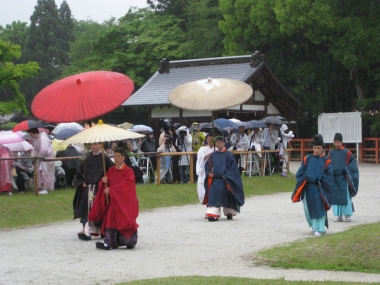 二ノ鳥居から,一ノ鳥居に向かった勅使