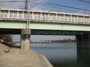 武庫川駅のホーム,川の上