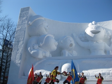 サザエさん一家の大雪像一部と琉球舞団