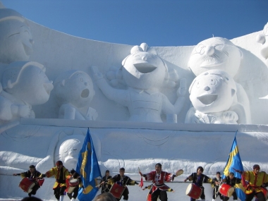 サザエさん一家の大雪像と琉球舞団 1