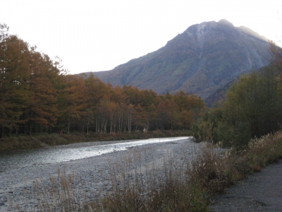 焼岳を望む