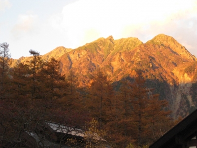 夕日に染まる明神岳
