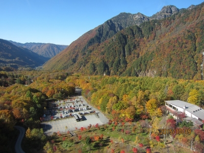しらかば平駅駐車場付近と紅葉