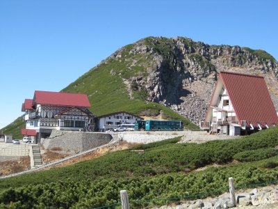 畳平の乗鞍バスターミナルと恵比須岳