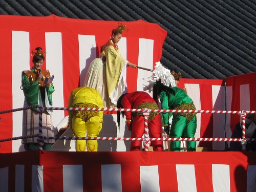 観音様に大幣でお祓いされる黄・赤・青鬼