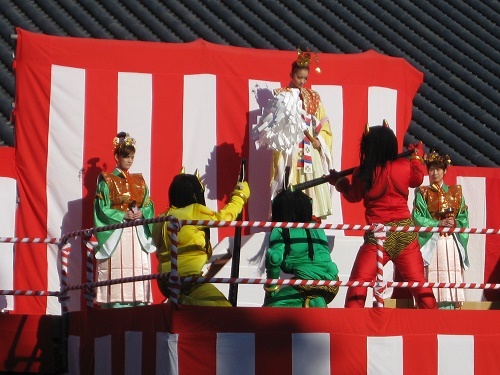観音様に向かっていく赤鬼