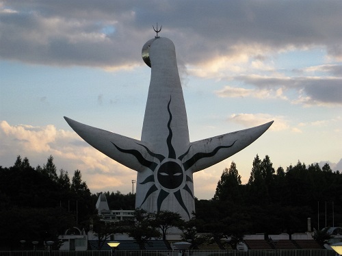 夕暮れ時の太陽の塔 黒い太陽