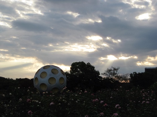 夕暮れ時の月の世界 モニュメント