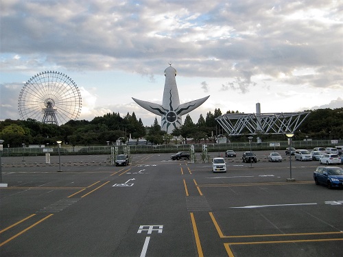 日本庭園駐車場 向こうに太陽の塔