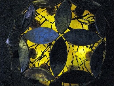 夜、黄金色に耀く陶器の紫陽花