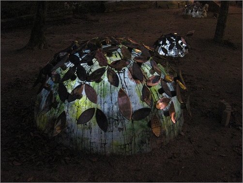 夜に発光して耀く陶器の紫陽花