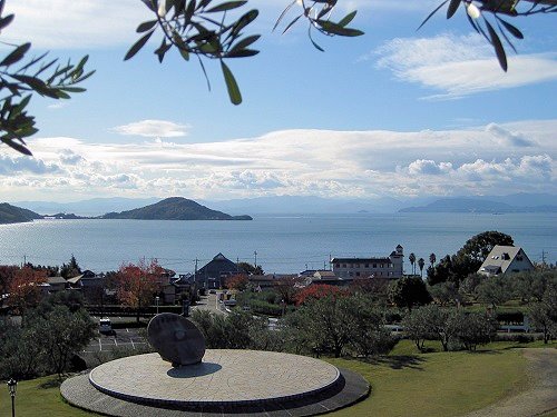 公園展望所から見た園内と瀬戸内海の風景