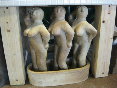 豊満な女三人組の像