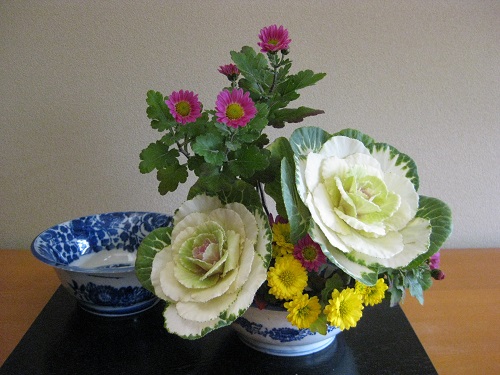 お正月の生け花をリメイク アンティークの藍の雑器に生ける 月に昇るその日まで