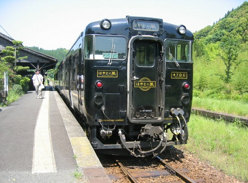 特急 はやとの風 停車中