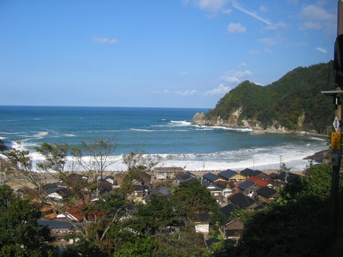余部の海岸と民家群