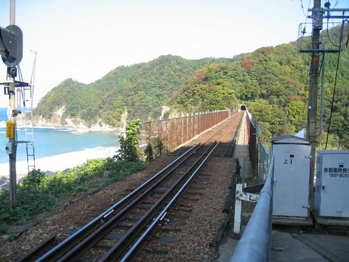 餘部駅から見た鉄橋の線路 向こうにトンネル口