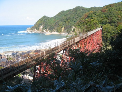 小高い撮影スポットから撮った余部鉄橋