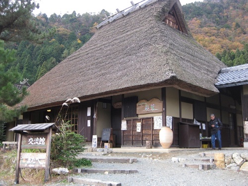 茅葺き屋根の家