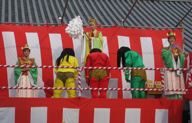 頭を垂れて大幣でお祓いを受ける黄鬼・赤鬼・青鬼