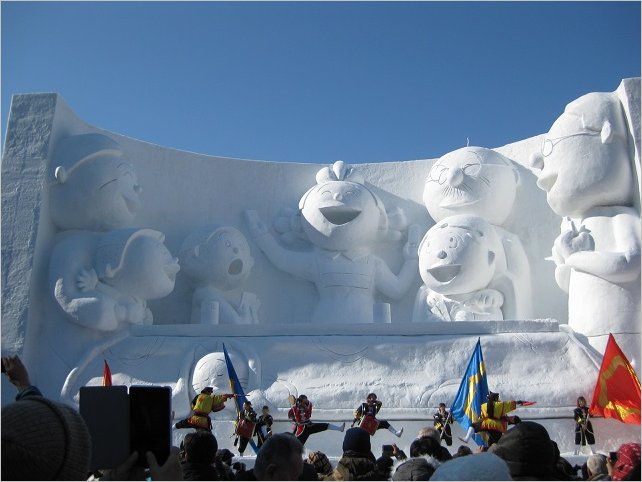 楽しいサザエさん一家の大雪像