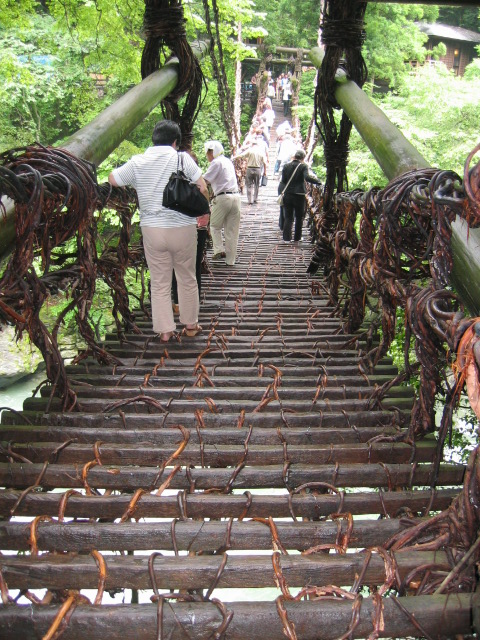 祖谷のかずら橋,渡る人
