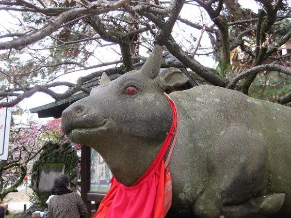 赤目の臥牛の像