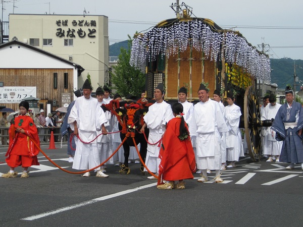 勅使の牛車を引く牛