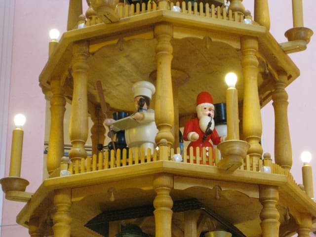 ドイツ　木製　クリスマスピラミッド Amazon｜ドイツ クリスマス ピラミッド 17インチ 回転 キリスト降誕