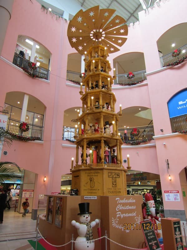 ☆ クリスマス ピラミッド -- 木製の巨大ツリー ☆ 日本最大 ☆ クリスマス ピラミッド -- 木製の巨大ツリー ☆ 日本最大
