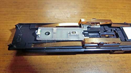 集電シューの組込み