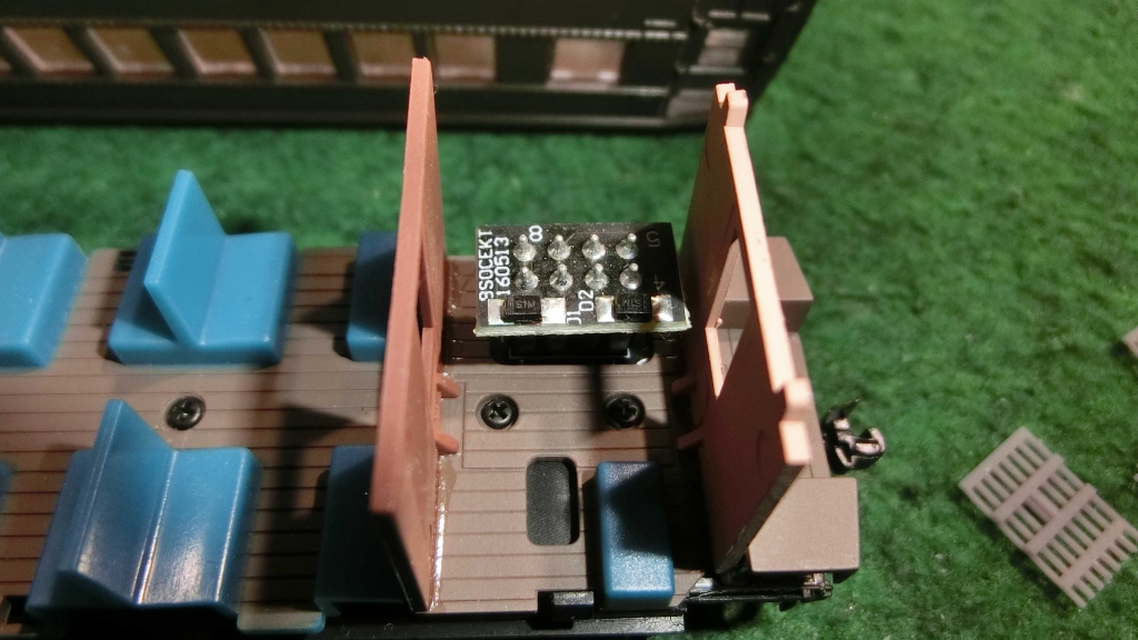 HO（16番）】天賞堂の旧型客車への室内灯の取付けと転落防止柵の取付け