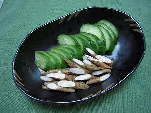 漬けあがったキュウリとサラダごぼう