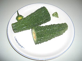ゴーヤのヘタをとり二つに割ります