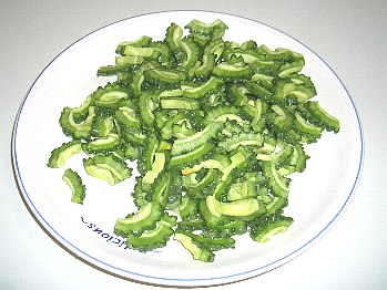 ゴーヤー(にがうり)は、薄くスライスにします