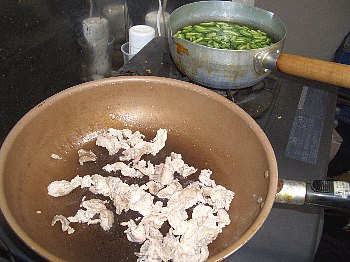ブタ肉(ブタこまなど安いものでいい)に味付け