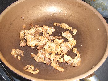 しょうゆ・みりんは1:1で。さとうも多めに加えます