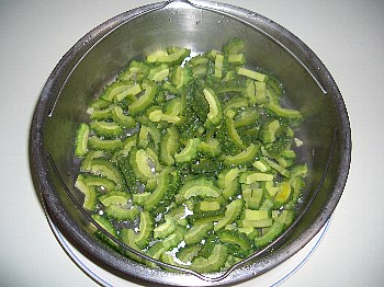 火がとおったらザルなどで水をきります