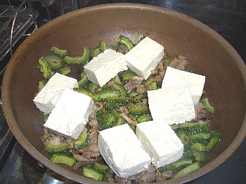 豆腐は形をきにせず大胆に投入しましょう