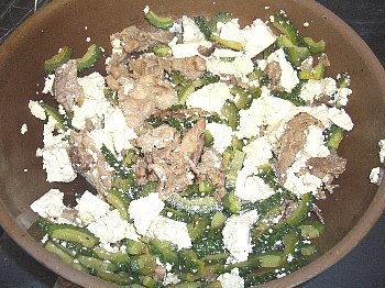 ゴーヤーと豆腐の水分をとばすため中火で