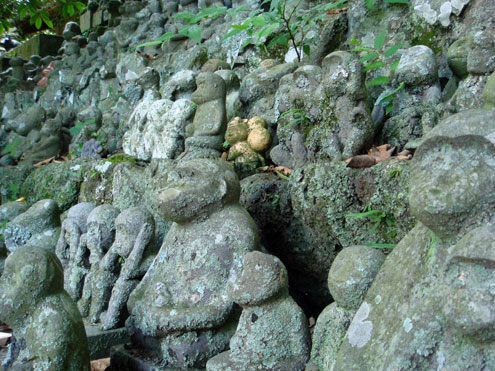 男嶽神社の石猿群