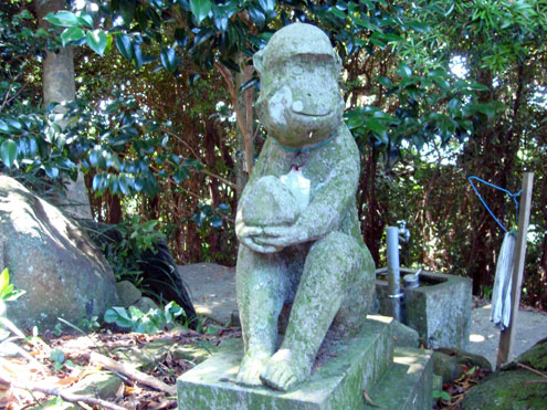 男嶽神社の石猿群