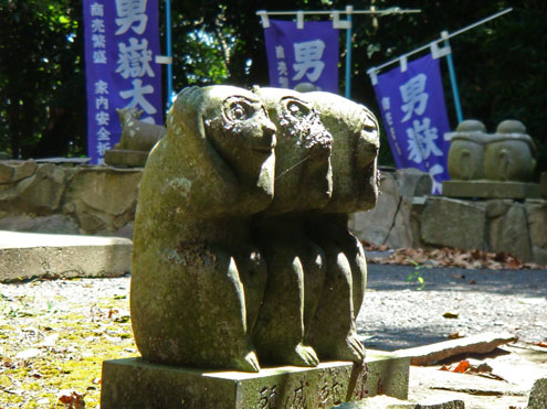 男嶽神社の石猿群